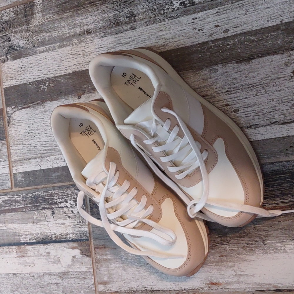 Women's NWOT Time and Tru tennis shoes
